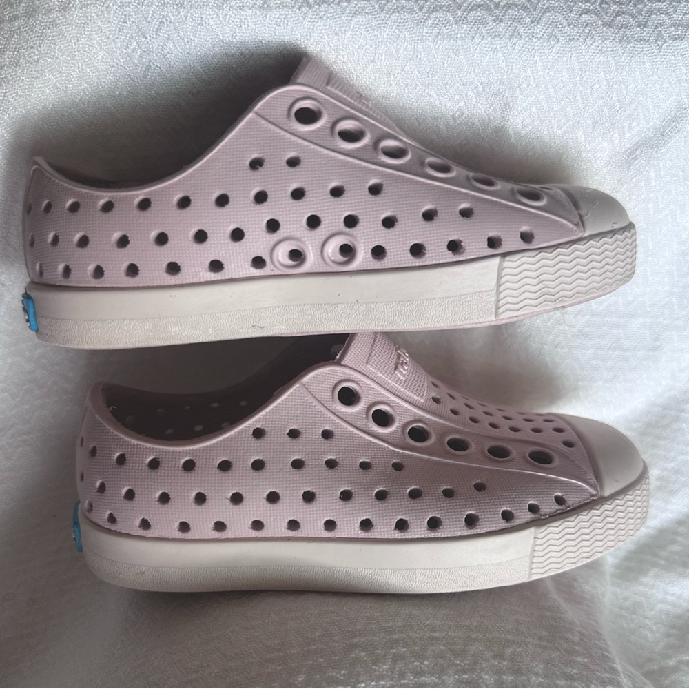 Native toddler light pink shoe, size 5.
